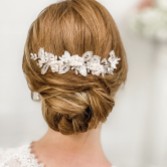 Photograph: Peigne à cheveux Sabrina en feuilles perlées et fleurs en cristal opale Blush