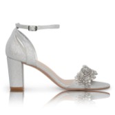 Fotograf: Perfect Bridal Alexa Silber schimmernde verschönerte Sandalen mit Blockabsatz