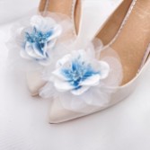 Fotograf: Perfect Bridal Apfel Blau Blume Schuhclips