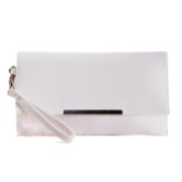 Fotografia: Perfect Bridal Borsa da polso Kayla in raso avorio colorabile
