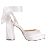 Fotograf: Perfect Bridal Camden Elfenbeinfarbene Satin-Sandalen mit Blockabsatz und Plateausohle (ST12)