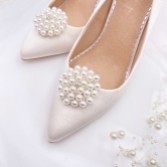 Photograph: Perfect Bridal Clips de chaussures avec broche ornée de perles de goyave