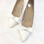 Photograph: Perfect Bridal Clips de chaussures en satin ivoire teintables Rowan