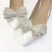 Photograph: Perfect Bridal Clips de chaussures à gros nœud avec ornements en cristal Zinnia