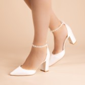 Photograph: Perfect Bridal Detachable Pearl Ankle Straps