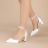 Photograph: Perfect Bridal Detachable Pearl Ankle Straps