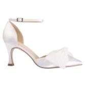 Fotografia: Perfect Bridal Devon - Scarpe con cinturino alla caviglia in raso color avorio con fiocco a pois