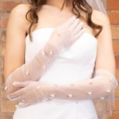 Fotograf: Perfect Bridal Elfenbeinfarbene, durchsichtige, ellbogenlange Perlenhandschuhe
