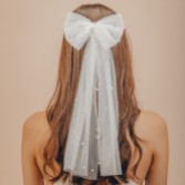 Fotograf: Perfect Bridal Elfenbeinfarbene Tüll-Perlen-Haarschleife für die Braut