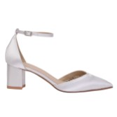 Fotograf: Perfect Bridal Emma Färbbar Elfenbein Satin Niedrig Blockabsatz Knöchelriemen Schuhe
