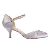 Fotograf: Perfect Bridal Everly Silber Satin Niedrig Heel Knöchelriemen Schuhe