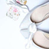 Fotograf: Perfect Bridal Feige Elfenbein Satinschleife Schuhclips