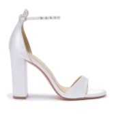 Fotografia: Perfect Bridal Hallie Dyeable Ivory Satin Pearl Ankle Strap Block Heel Sandals