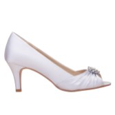 Photograph: Perfect Bridal Jolene Peep Toes en satin argenté avec broche en diamants