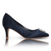 Fotograf: Perfect Bridal Katrin Marineblaue Satin Schuhe mit mittlerem Absatz und Kristallbesatz
