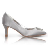 Fotograf: Perfect Bridal Katrin Silberne Satin Schuhe mit mittlerem Absatz und Kristallbesatz