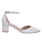 Fotograf: Perfect Bridal Natalie Elfenbein Spitze Niedriger Blockabsatz Perle Knöchelriemen Schuhe