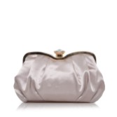 Photograph: Perfect Bridal Pochette en satin taupe avec fermoir en cristal