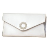 Photograph: Perfect Bridal Pochette enveloppante Bridget en satin ivoire teintable avec broche perlée