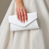 Photograph: Perfect Bridal Pochette enveloppante Simone en satin ivoire teintable