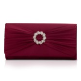 Fotografia: Perfect Bridal Pochette Harlow Berry in raso con spilla di perle