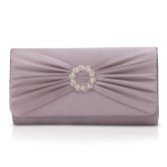 Photograph: Perfect Bridal Pochette Harlow en satin taupe avec broche perlée