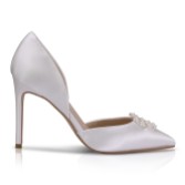 Fotografia: Perfect Bridal Scarpe da corte con tacco alto Pippa, color avorio, in raso con perle e spilla