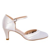 Fotografia: Perfect Bridal Scarpe da sposa con cinturino alla caviglia in raso color avorio Elsa (vestibilità ampia)