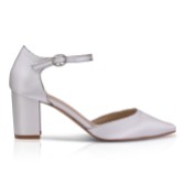 Fotografia: Perfect Bridal Scarpe Freya color avorio in raso a due parti con tacco a blocco