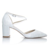 Fotografia: Perfect Bridal Scarpe Maisie color avorio in pizzo con tacco a blocco e cinturino incrociato