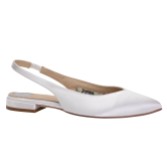Fotograf: Perfect Bridal Stevie Färbbare elfenbeinfarbene Satin Slingback Flats