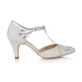 Photograph: Rachel Simpson Gardenia II Chaussures de mariage vintage en cuir ivoire à barre en T
