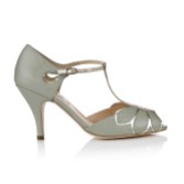 Photograph: Rachel Simpson Mimosa Chaussures de mariage vintage en cuir menthe à barre en T