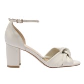 Fotograf: Rachel Simpson Minnie Off White Leather Knot Block Heel Sandals