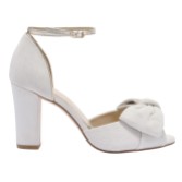 Fotograf: Rachel Simpson Romilly Ivory Suede Bow Block Heel Sandals