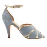 Fotografia: Rachel Simpson Sandali Peep Toe di ispirazione vintage in pelle scamosciata blu Mary