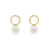 Photograph: Sarah Alexander Bombshell Gold Circle Pearl Earrings