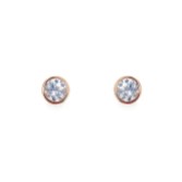 Photograph: Sarah Alexander Boucles d'oreilles en or rose avec solitaire en cristal