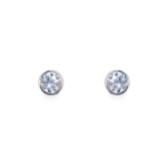 Photograph: Sarah Alexander Boucles d'oreilles Instinct en argent avec solitaire en cristal