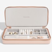 Fotograf: Stackers Blush und Rose Gold Sleek Halskette Zipped Travel Jewellery Box