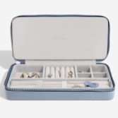 Fotograf: Stackers Dusky Blue Sleek Halskette Zipped Travel Jewellery Box