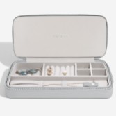 Fotograf: Stackers Pebble Grey Sleek Halskette Zipped Travel Jewellery Box