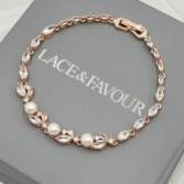 Fotograf: Tamara Rose Gold Cubic Zirkonia und Perle Hochzeitsarmband
