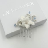 Fotograf: Tiffany Pearl and Light Sapphire Crystal Floral Mini Comb