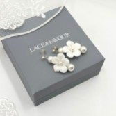 Photograph: Trixie - Pendants d'oreilles fleurs et perles en céramique ivoire