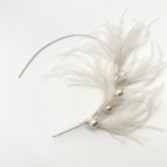 Photograph: Vauderville Bandeau de plumes vintage ivoire