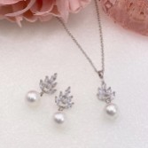 Photograph: Vienna Vintage Pearl Drop Jewellery Bridal Set