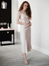 Photograph: Arianna Chemise de nuit midi en satin Rose (Nude)