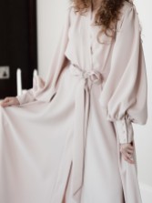 Photograph: Arianna Emmeline - Robe à manches blouson en crêpe long (Blush)