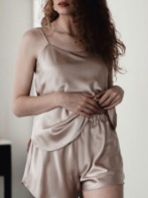 Photograph: Arianna Ensemble pyjama et camisole en satin rose (café)